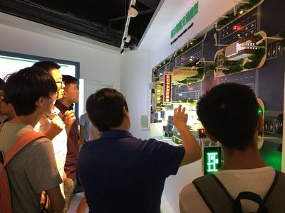 璀璨光影映初心 石油大学学子探秘依鲁光电LED异型屏的无限可能